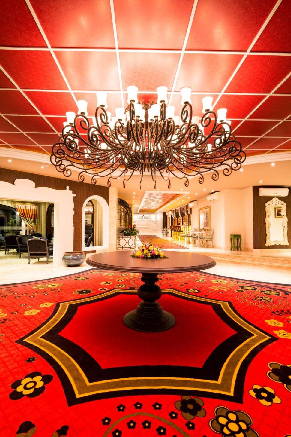 Een foto van het interieur van The Olive Tree Hotel