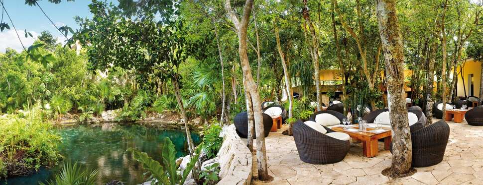 Een foto van het terras bij Catalonia Royal Tulum