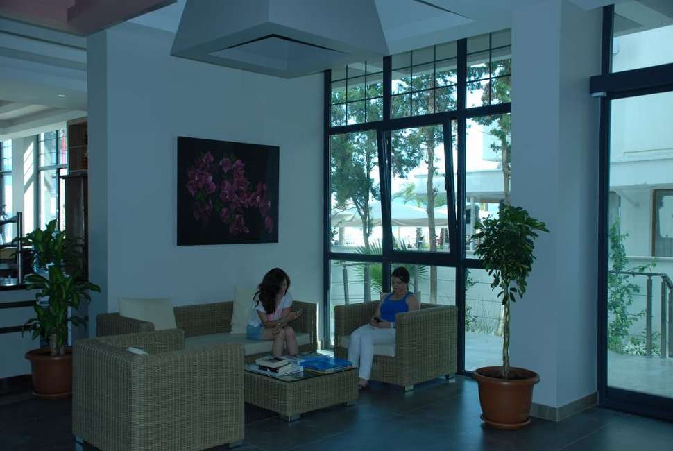 Een foto van het interieur van Begonville Beach Hotel