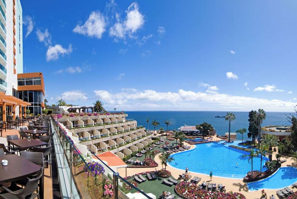 Een foto van het zwembad bij Pestana Carlton Madeira