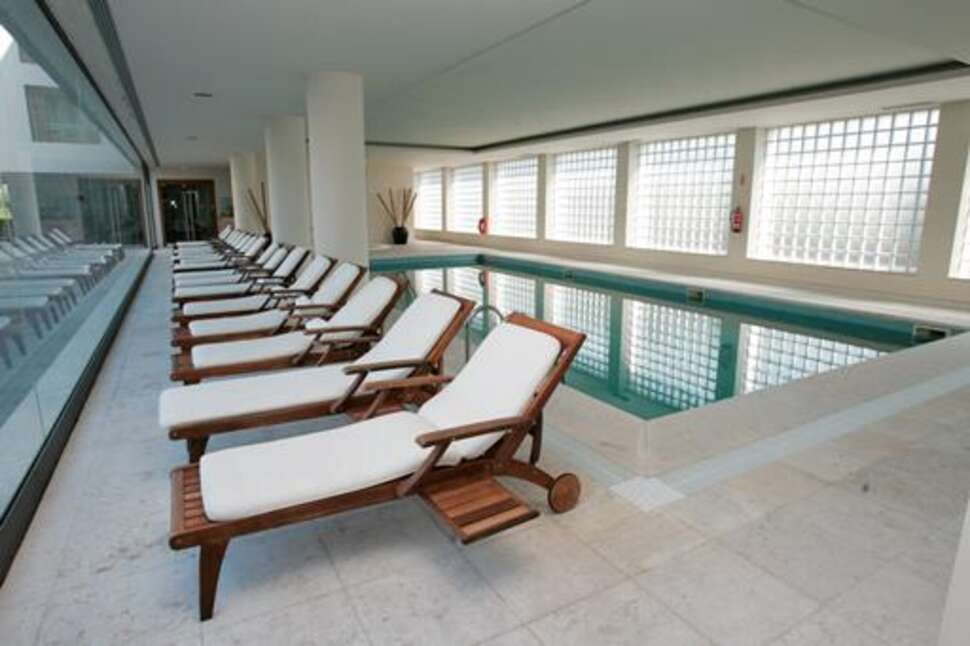 Een foto van het zwembad bij Azoris Royal Garden Hotel