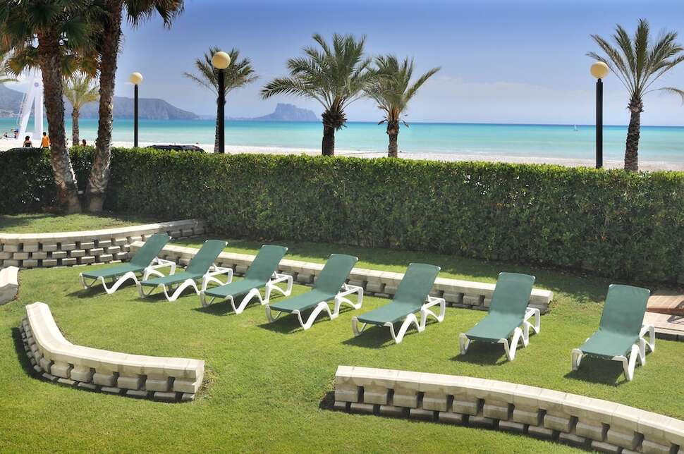 Een foto van het terras bij Hotel Kaktus Albir