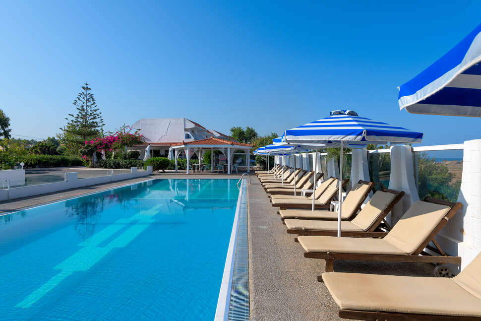 Een foto van het zwembad bij Nirvana Beach Hotel