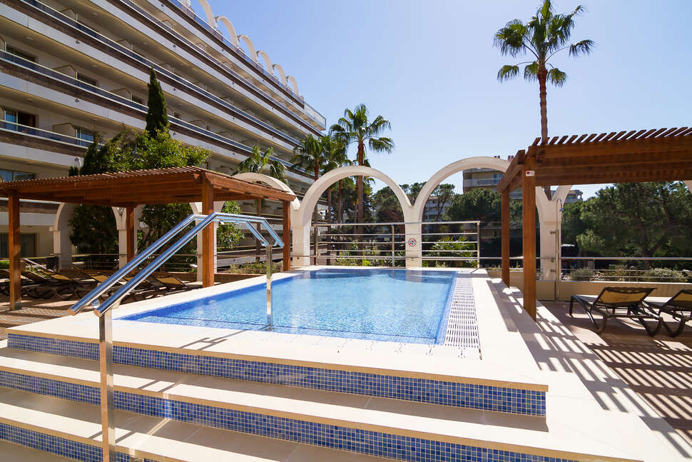 Ein Foto vom Pool im Golden Port Salou & Spa
