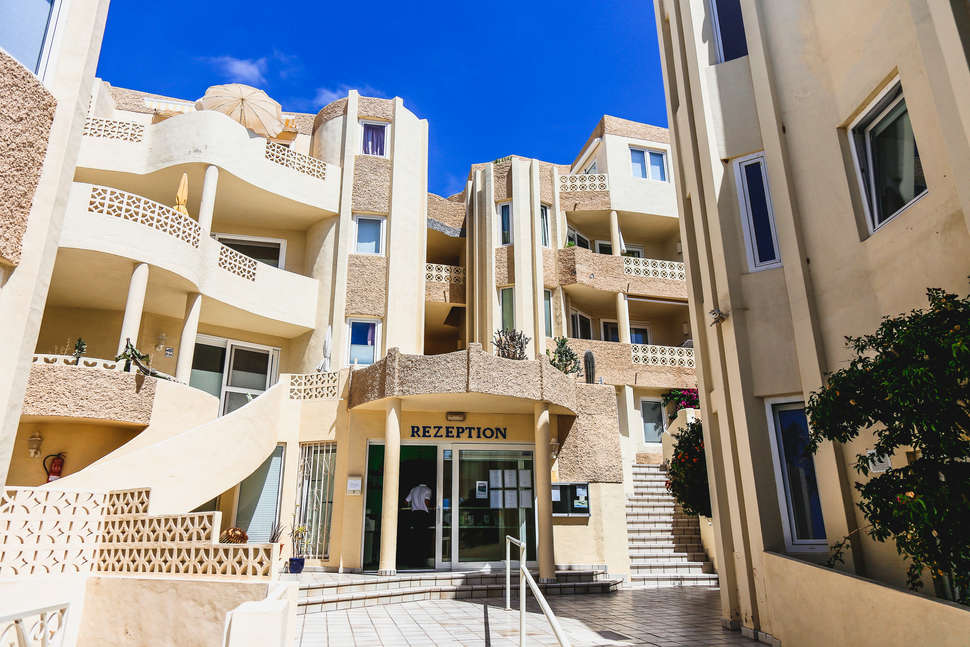 Een foto van de buitenkant van R2 Maryvent Beach Appartementen