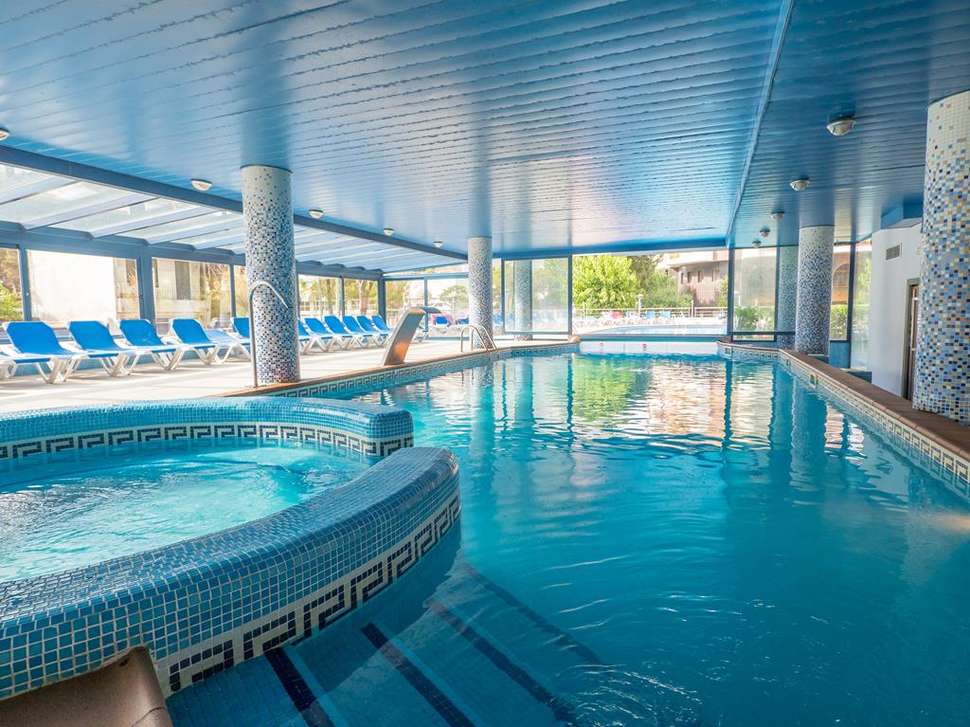 Een foto van het zwembad bij Hotel Blaumar
