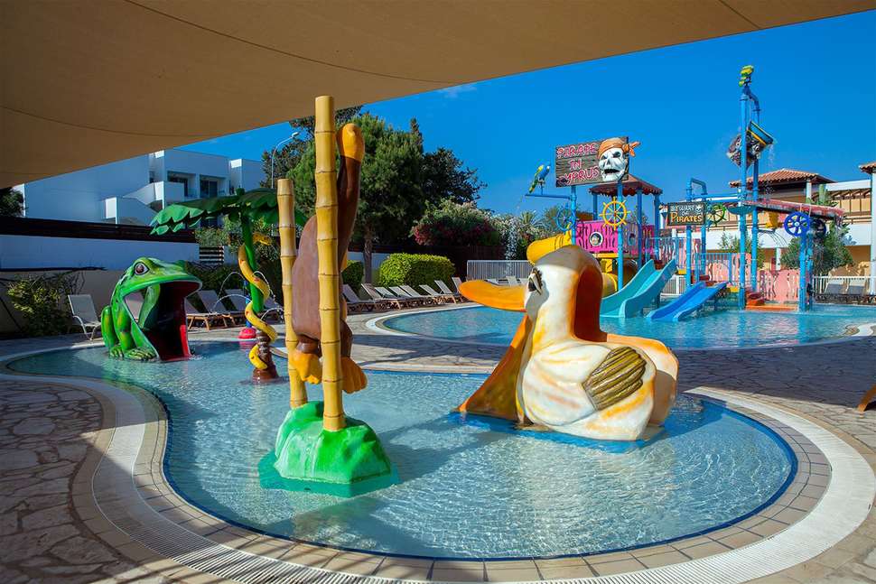 Een foto van het zwembad bij TUI Blue Atlantica Aeneas Resort