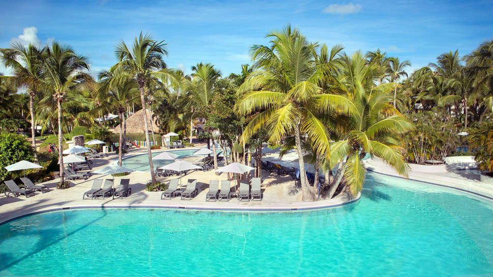 Een foto van het zwembad bij Catalonia Punta Cana
