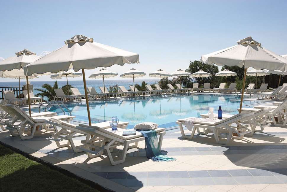 Een foto van het zwembad bij Hotel Aegean Melathron Thalasso & Spa