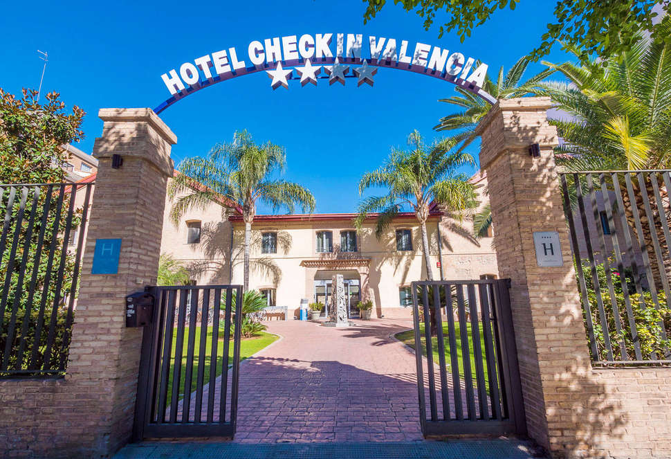 Een foto van de buitenkant van Dwo Valencia by Checkin