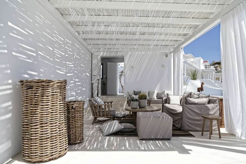 Een foto van het terras bij Livin Mykonos Hotel