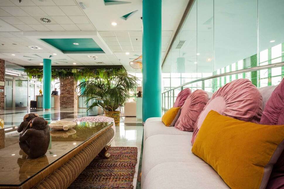 Een foto van het interieur van Holiday World Riwo Hotel