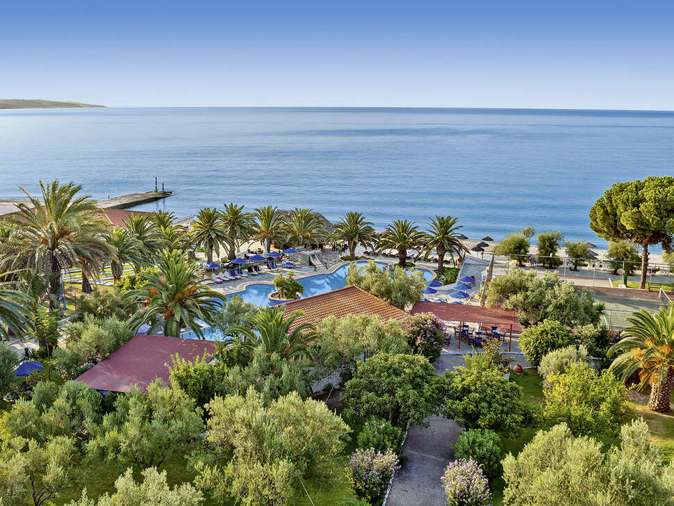 Een foto van het zwembad bij Mendi Beach Hotel
