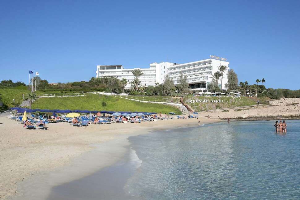 Een foto van de buitenkant van Grecian Sands Hotel