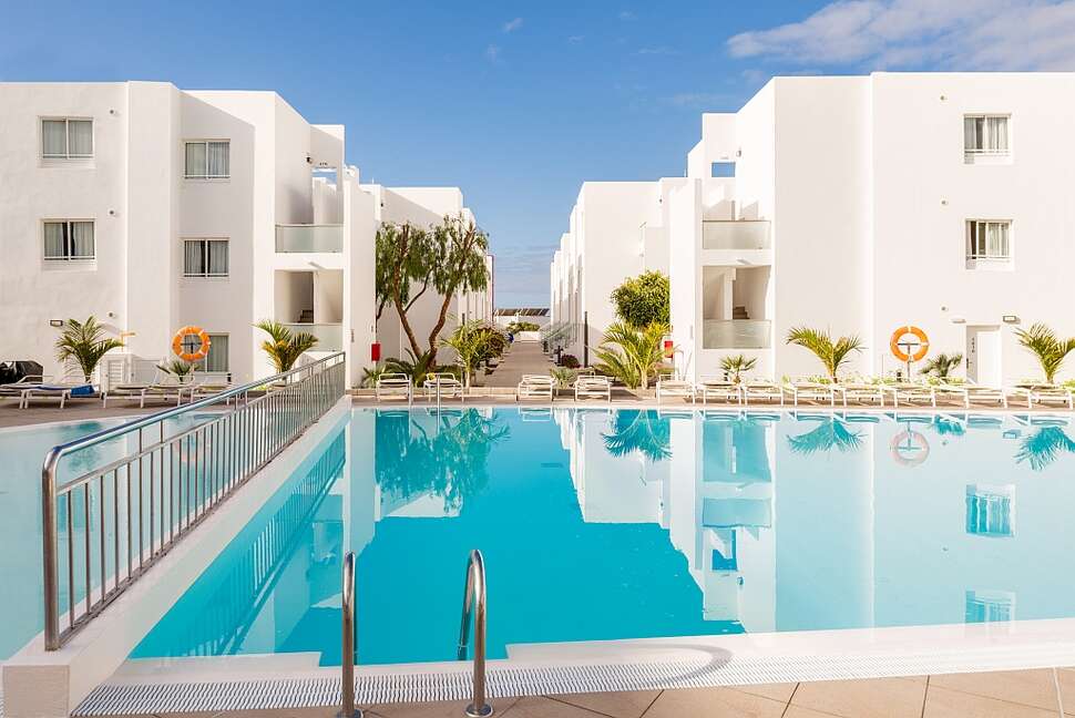 Een foto van het zwembad bij Sentido Aequora Lanzarote Suites
