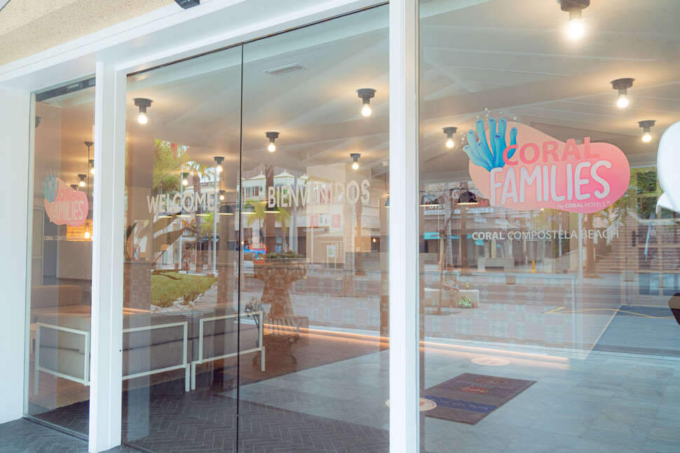 Een foto van de buitenkant van Hotel Coral Compostela Beach