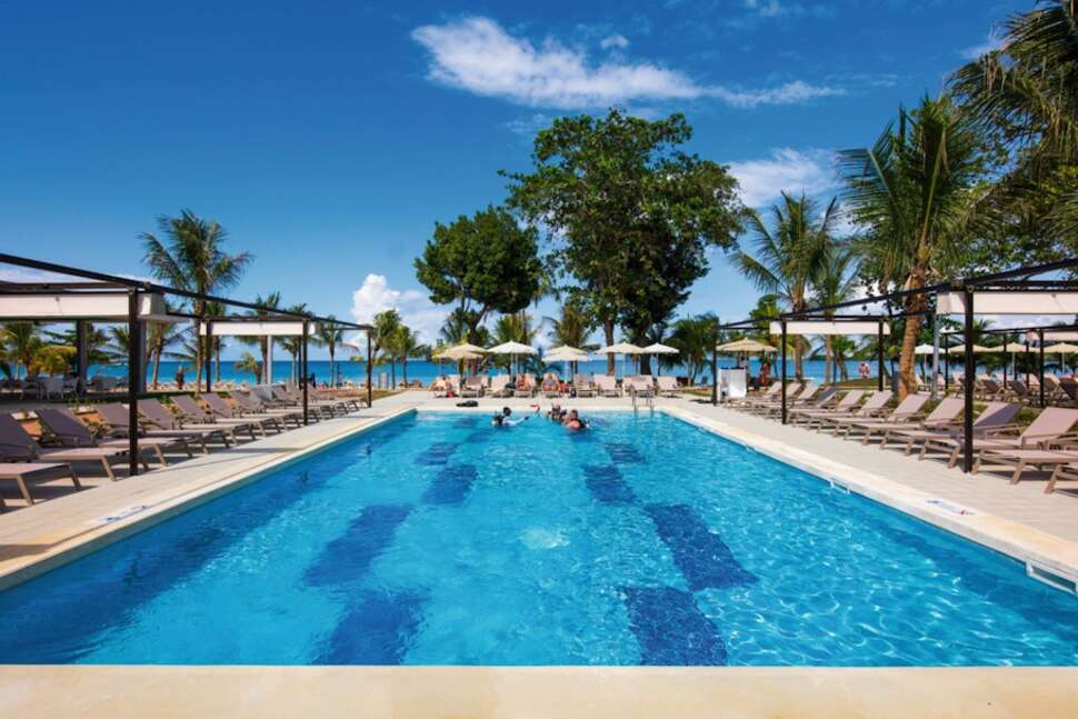 Een foto van het zwembad bij Riu Palace Tropical Bay