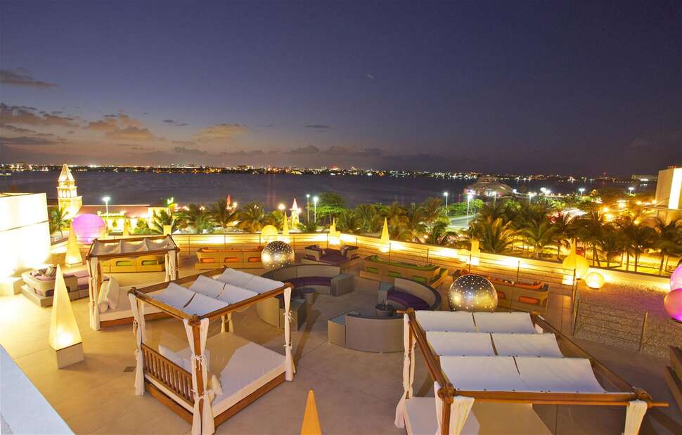 Een foto van het terras bij Hotel Grand Park Royal Cancun Caribe