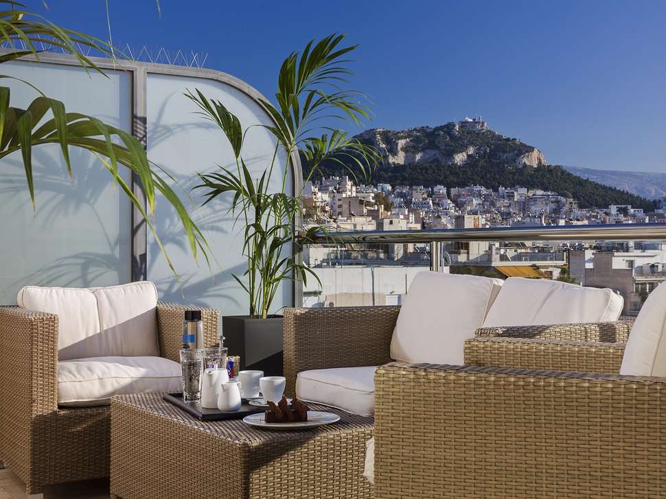 Een foto van het terras bij Radisson Blu Park Hotel Athene