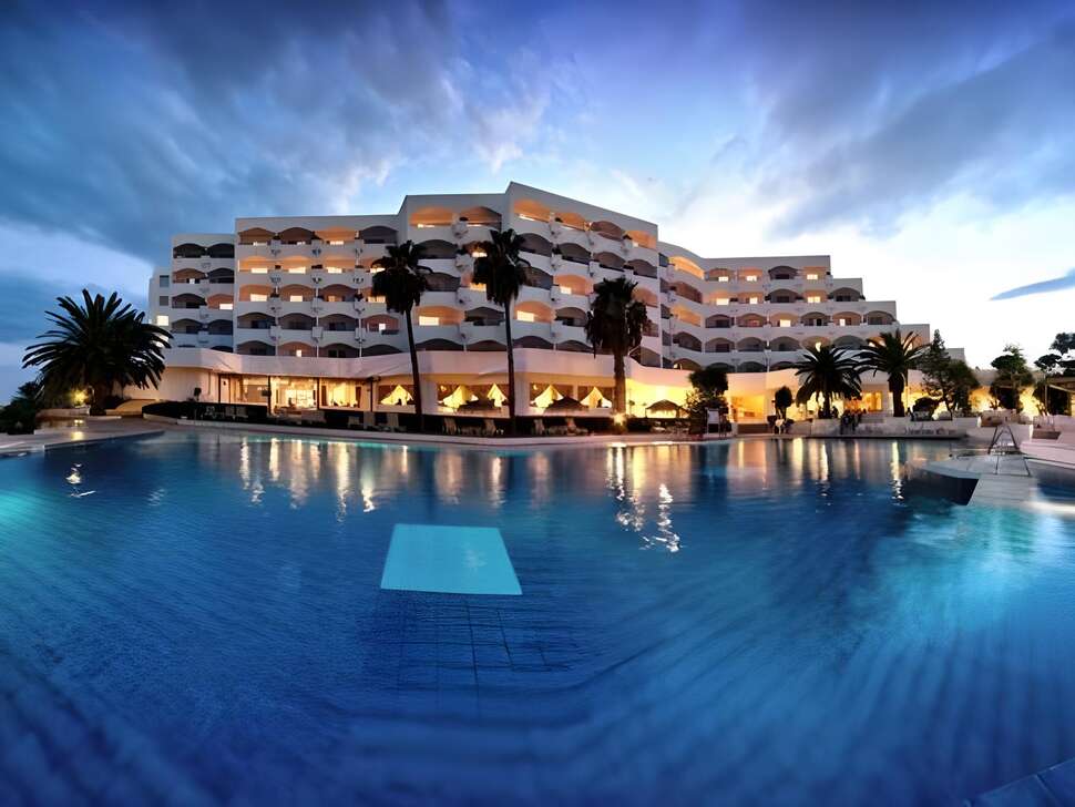 Een foto van het zwembad bij Golden Tulip President Hammamet
