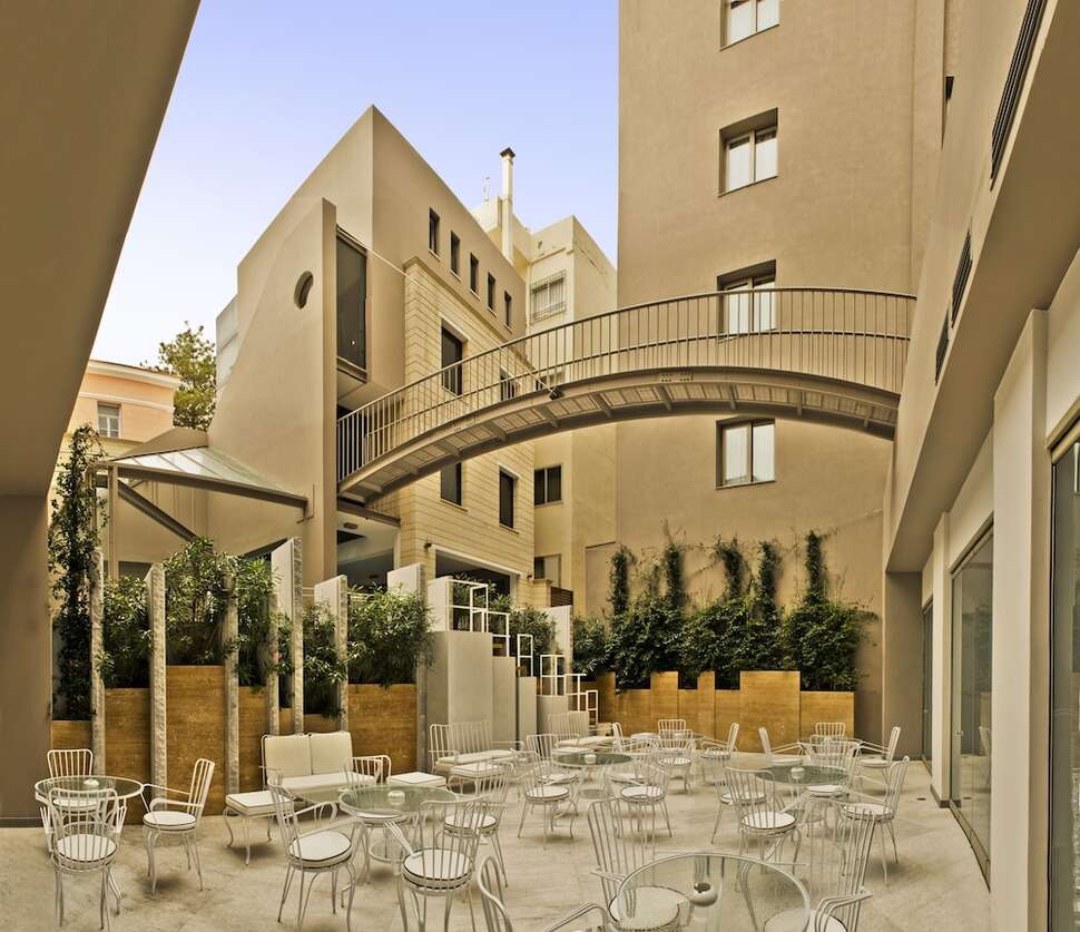 Een foto van het terras bij Aquila Atlantis Hotel