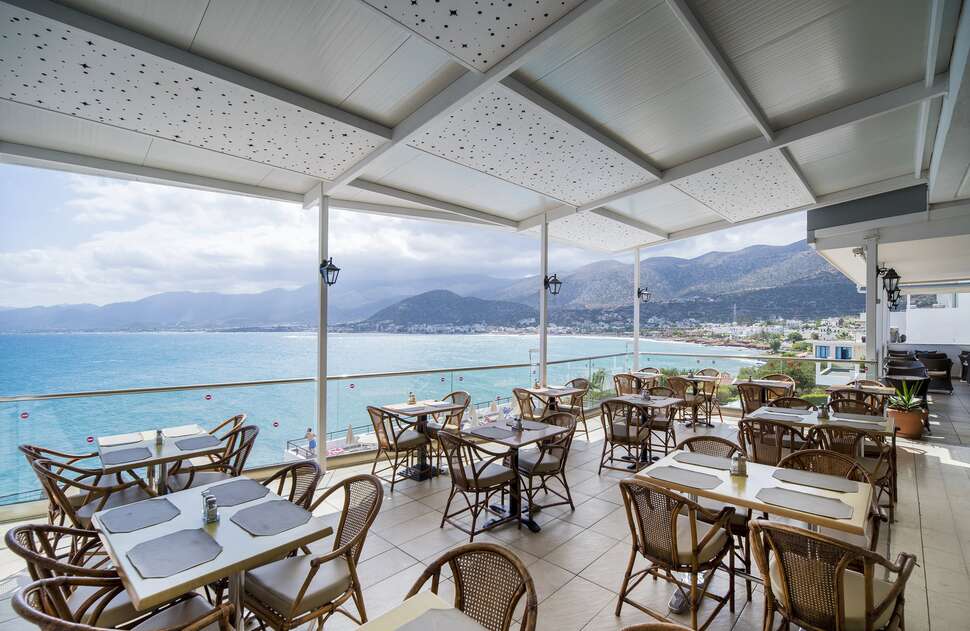 Een foto van het terras bij Horizon Beach Hotel