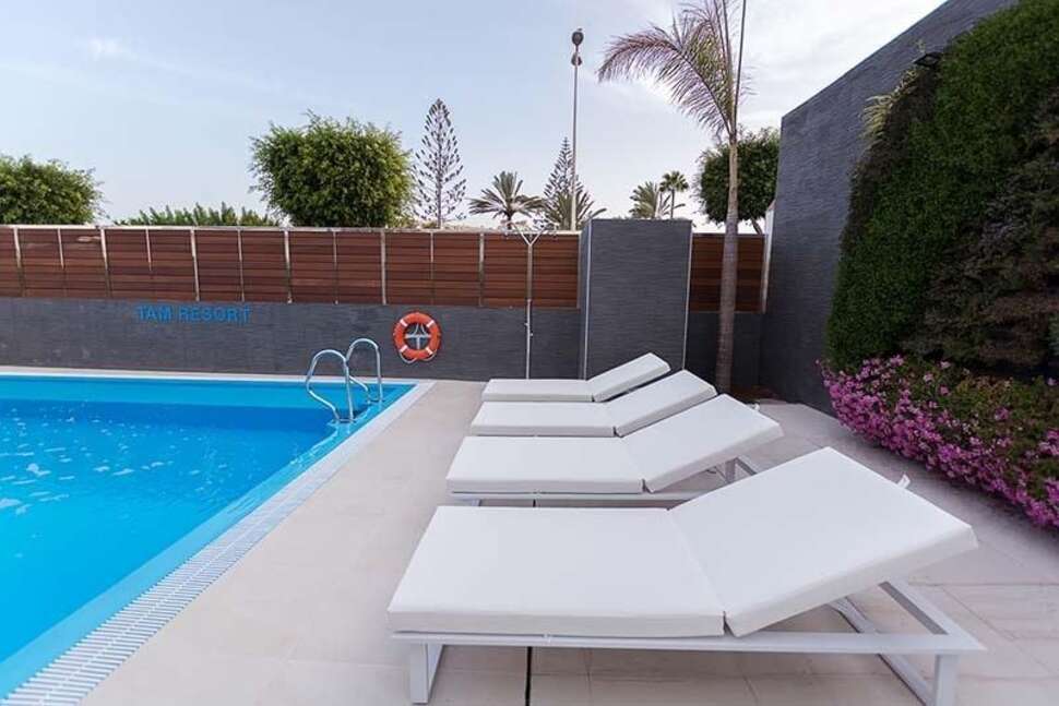 Een foto van het zwembad bij Silvi Villas