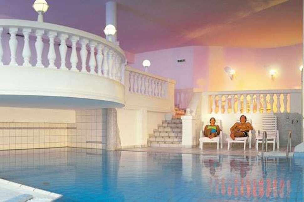 Een foto van het zwembad bij Alpina Resort Nature & Wellness
