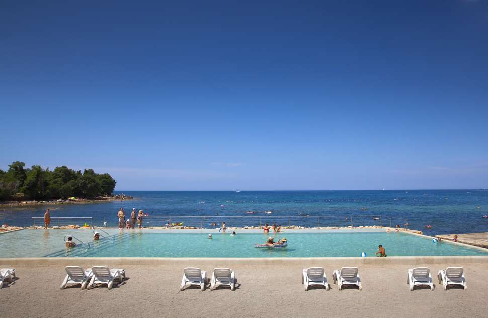 Een foto van het zwembad bij Aminess Planet Camping Holidays Homes & Resort Maravea