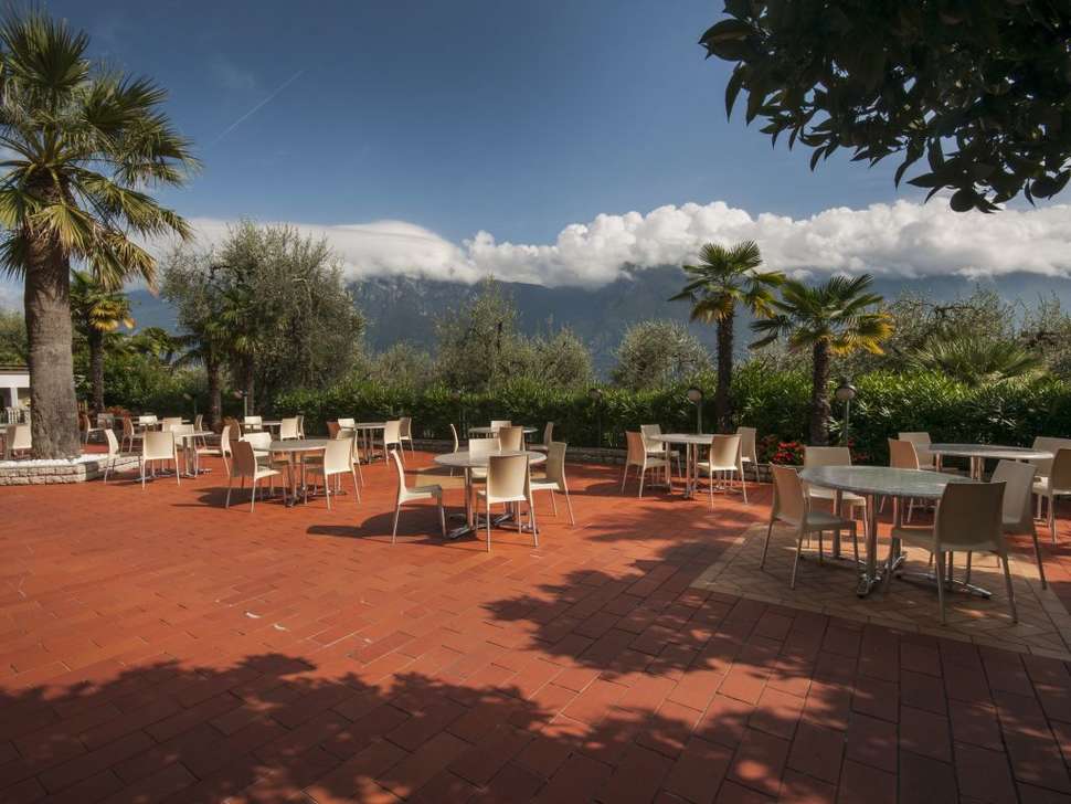 Een foto van het terras bij Hotel Royal Village