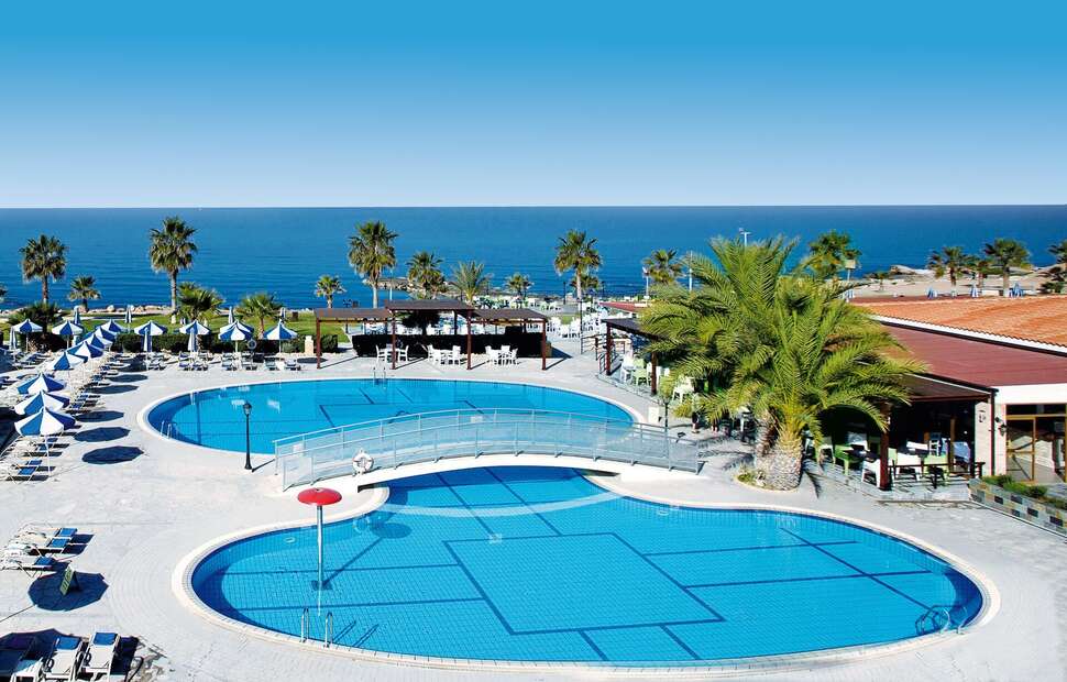 Een foto van het zwembad bij Kefalos Beach Tourist Village