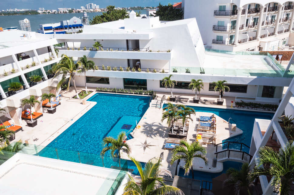 Een foto van het zwembad bij Flamingo Cancun Resort