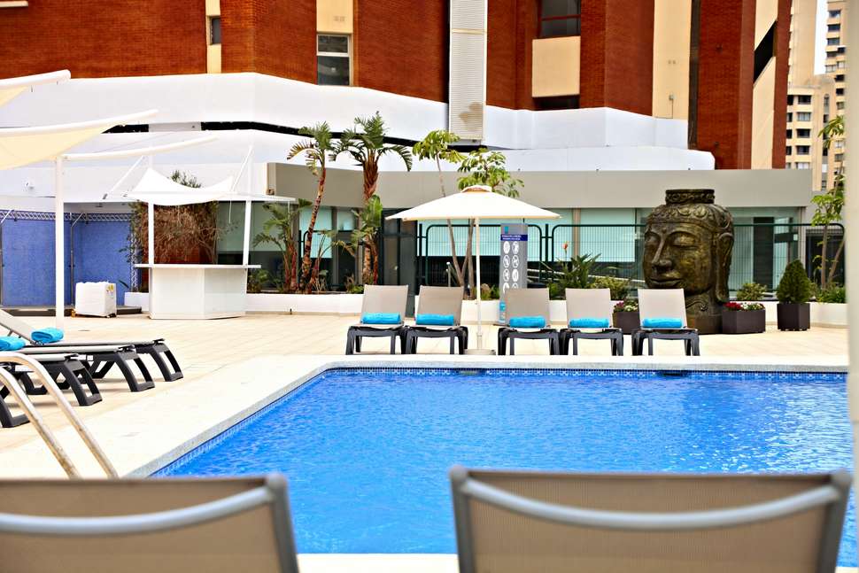 Een foto van het zwembad bij Flamingo Beach Resort