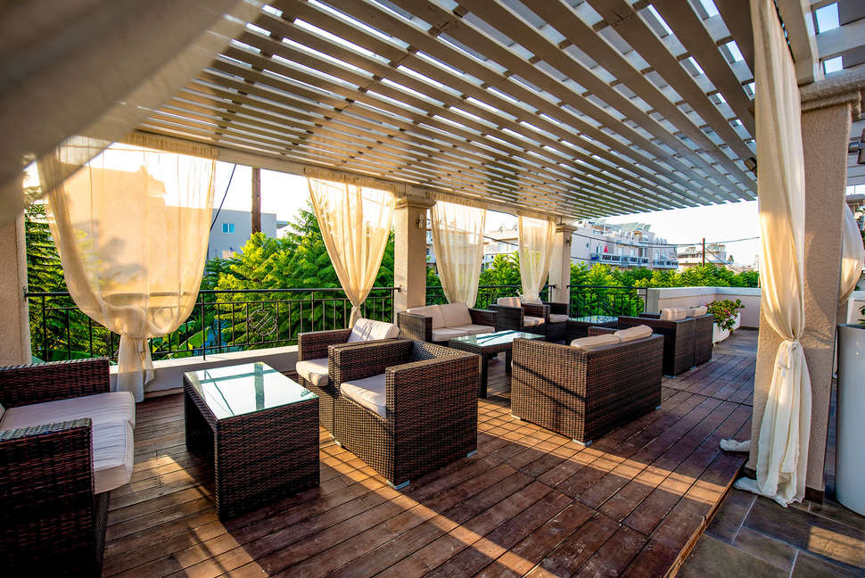 Een foto van het terras bij Peridis Family Resort