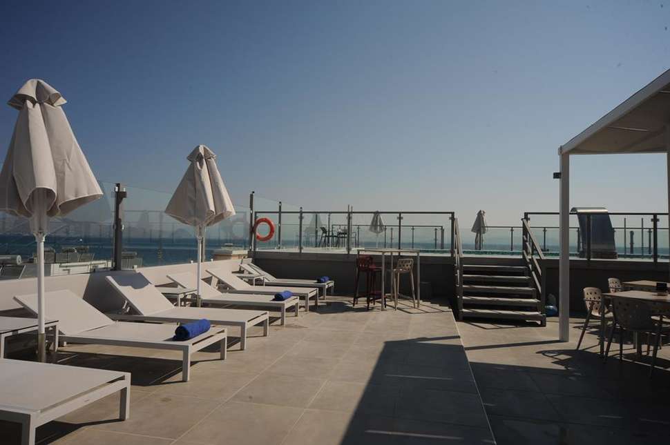 Een foto van het terras bij Astron Suites