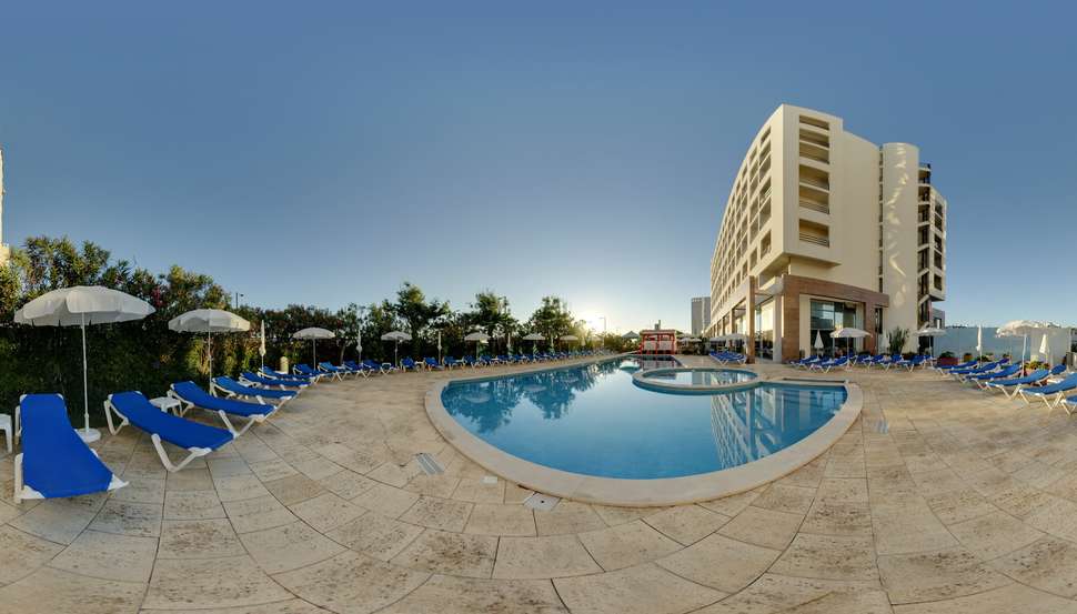 Een foto van het zwembad bij Tryp by Wyndham Lisboa Caparica Mar Hotel