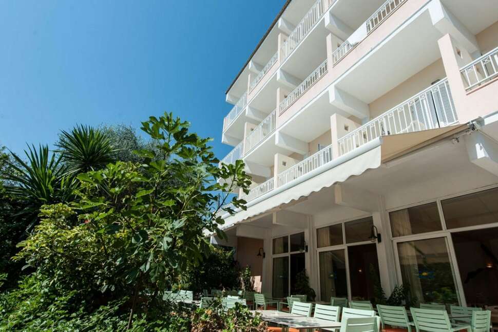 Ein Foto von der Außenansicht des Ipsos Beach Hotel