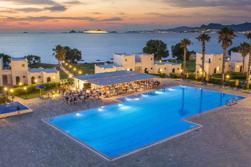 Ein Foto vom Pool im Aeolos Beach Hotel