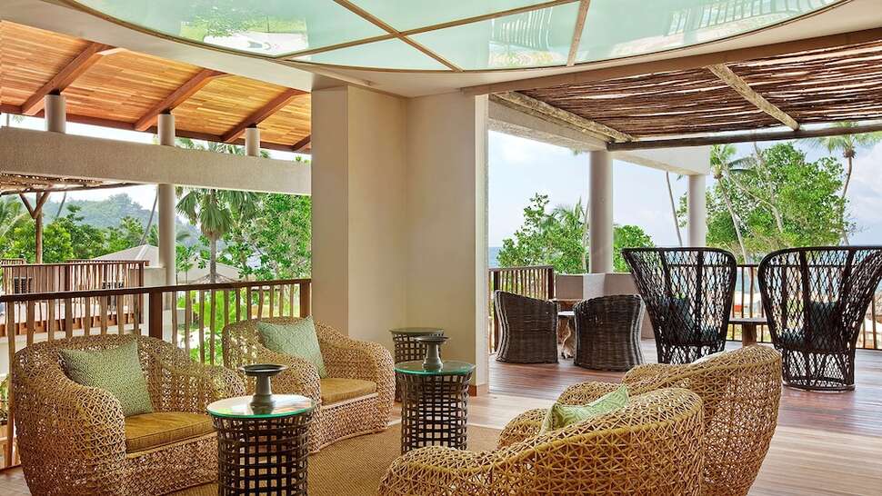 Een foto van het terras bij Kempinski Seychelles Resort