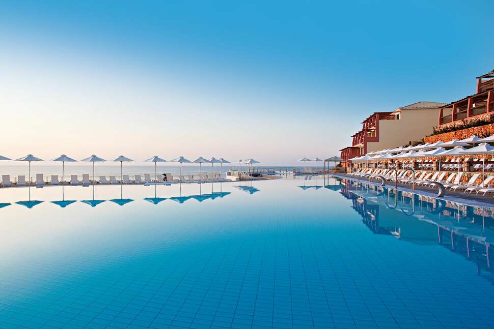 Een foto van een overzicht van Apostolata Island Resort & Spa