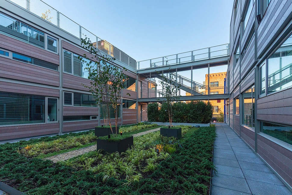 Een foto van de buitenkant van Pod Brooklyn Hotel