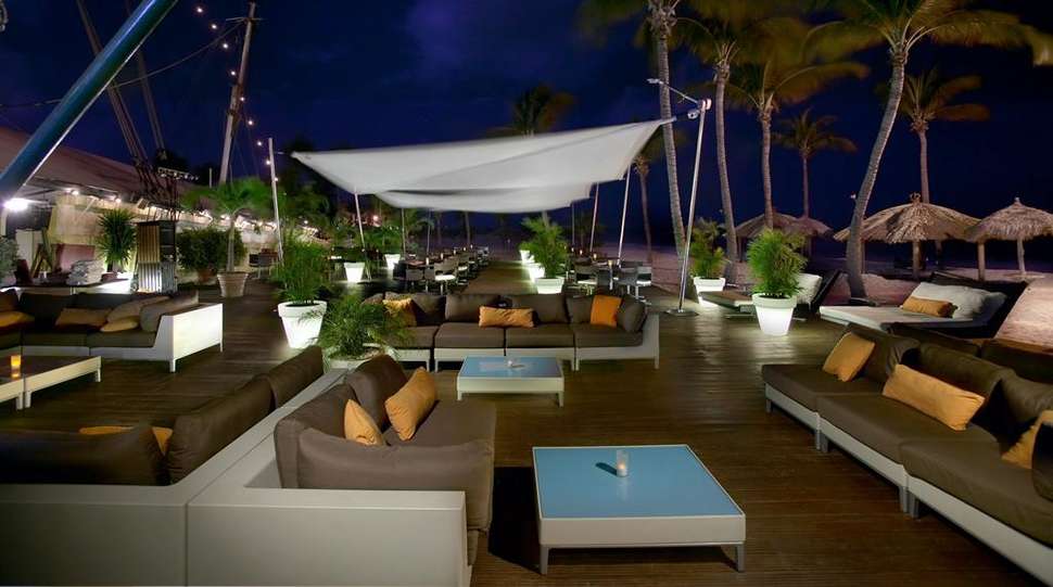 Een foto van het terras bij Bucuti & Tara Beach Resort