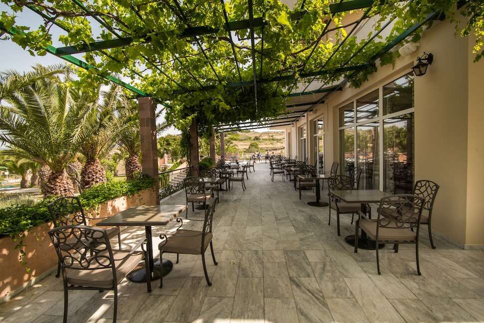 Een foto van het terras bij Aphrodite Hotel