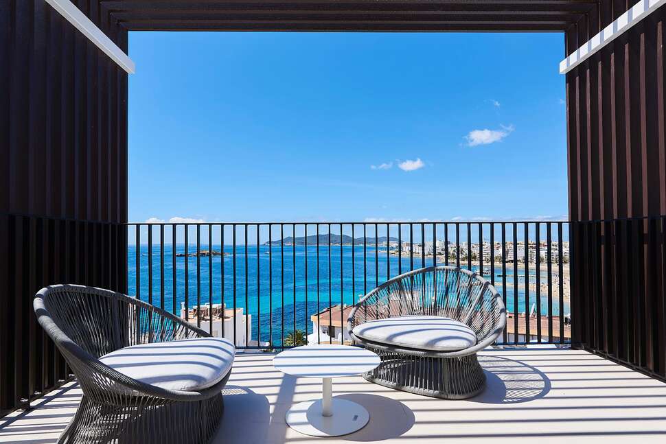 Een foto van het terras bij Eurostars Ibiza