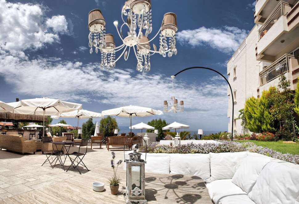 Een foto van het terras bij Hotel Carina