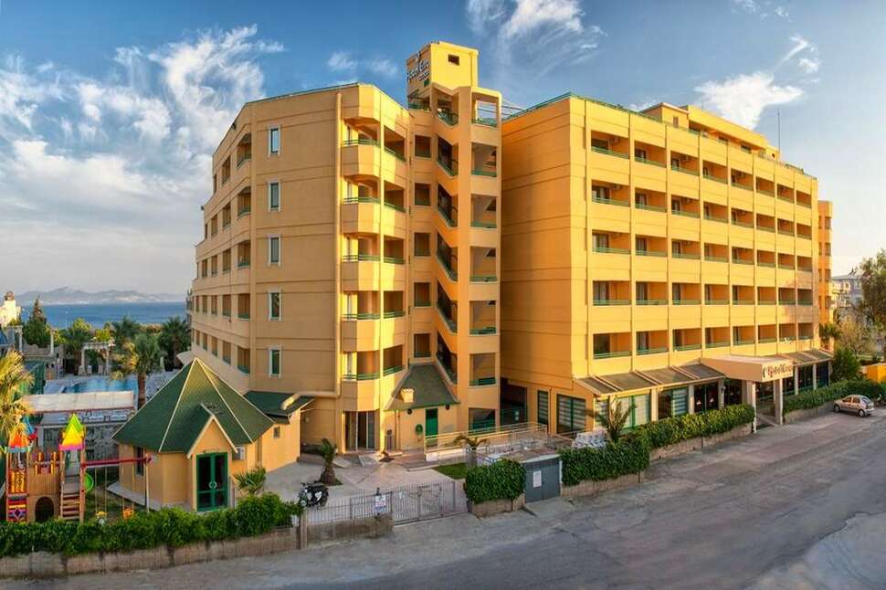 Een foto van de buitenkant van Hotel Esra Family Suite