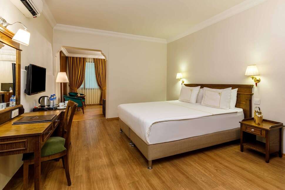 Ein Foto Golden Crown Hotel