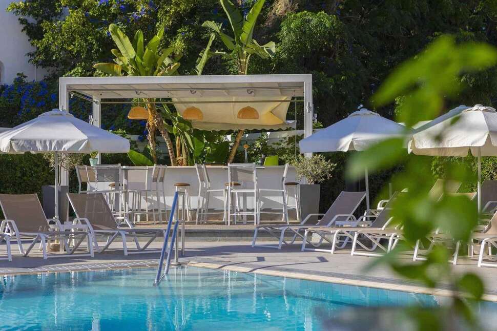 Een foto van het zwembad bij Anemi Hotel & Suites