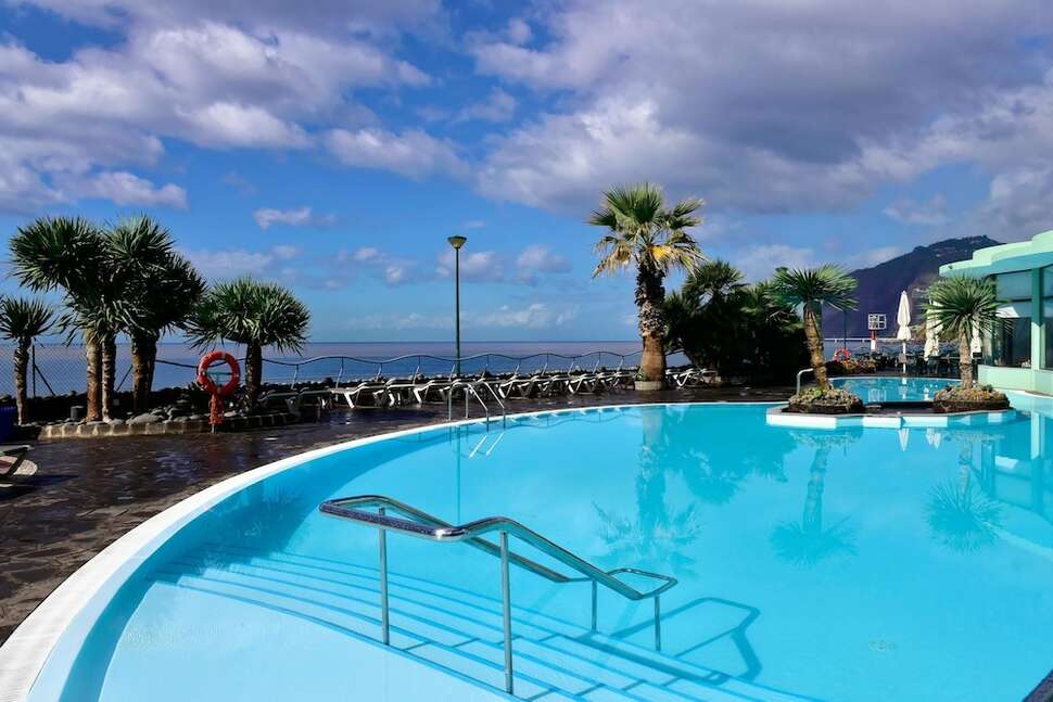 Een foto van het zwembad bij Pestana Ocean Bay