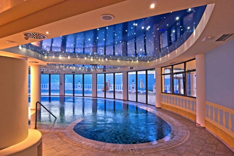 Een foto van het zwembad bij La Marquise Luxury Resort